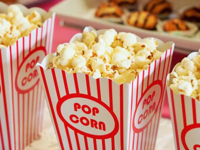 https://elauraespanola.pl/wp-content/uploads/2019/11/food-snack-popcorn-movie-theater-33129-640x480.jpg